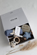 Load image into Gallery viewer, Baby Geschenkbox Junge "Fidschi" mit Bär hell
