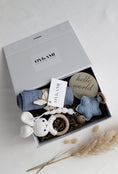 Load image into Gallery viewer, Baby Geschenkbox Junge "Fidschi" mit Hase
