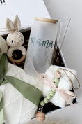 Load image into Gallery viewer, Mama & Baby Geschenkbox Weisse Decke "Kapstadt" Grün
