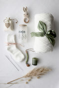 Load image into Gallery viewer, Mama & Baby Geschenkbox Weisse Decke "Kapstadt" Grün
