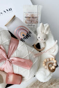 Load image into Gallery viewer, Mama & Baby Geschenkbox Weisse Decke "Kapstadt"
