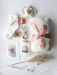 Load image into Gallery viewer, Mama & Baby Geschenkbox Weisse Decke "Kapstadt"
