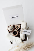 Load image into Gallery viewer, Baby Geschenkbox Weiss "Sizilien" Löwe
