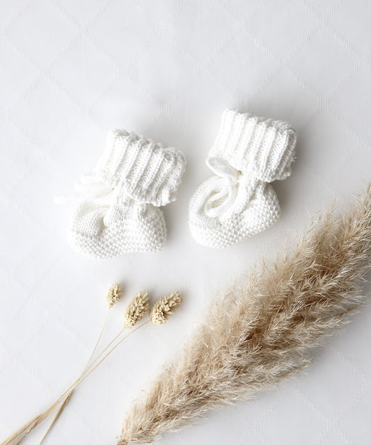 Gestrickte Babyschuhe weiss