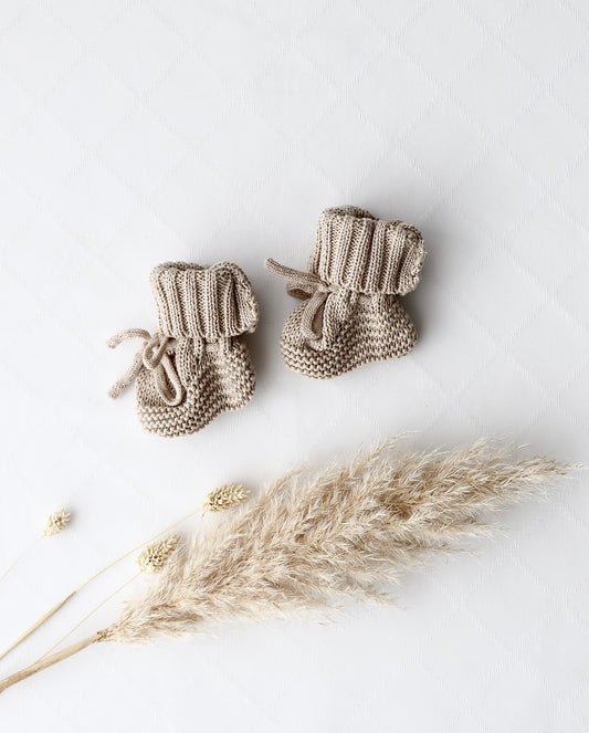 Gestrickte Babyschuhe beige