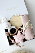 Bild in Galerie-Betrachter laden, Baby Geschenkbox Mädchen Rosa "Estland" mit Hase
