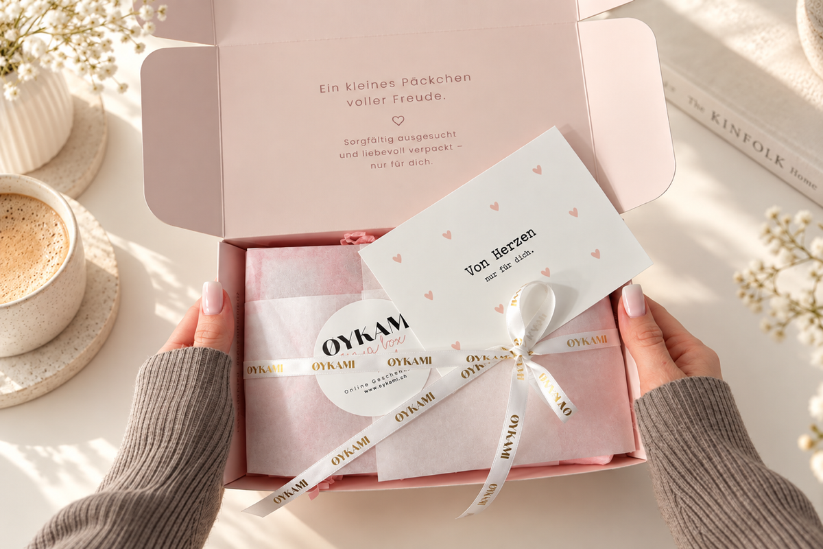 Geöffnete Little Joy Box mit handgeschriebener Grusskarte