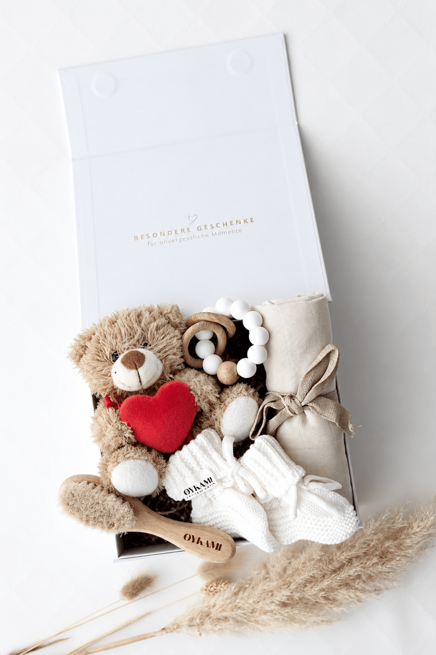 Baby Geschenkbox "Bruno" Weiss - Bär mit Herz - OYKAMI in a box