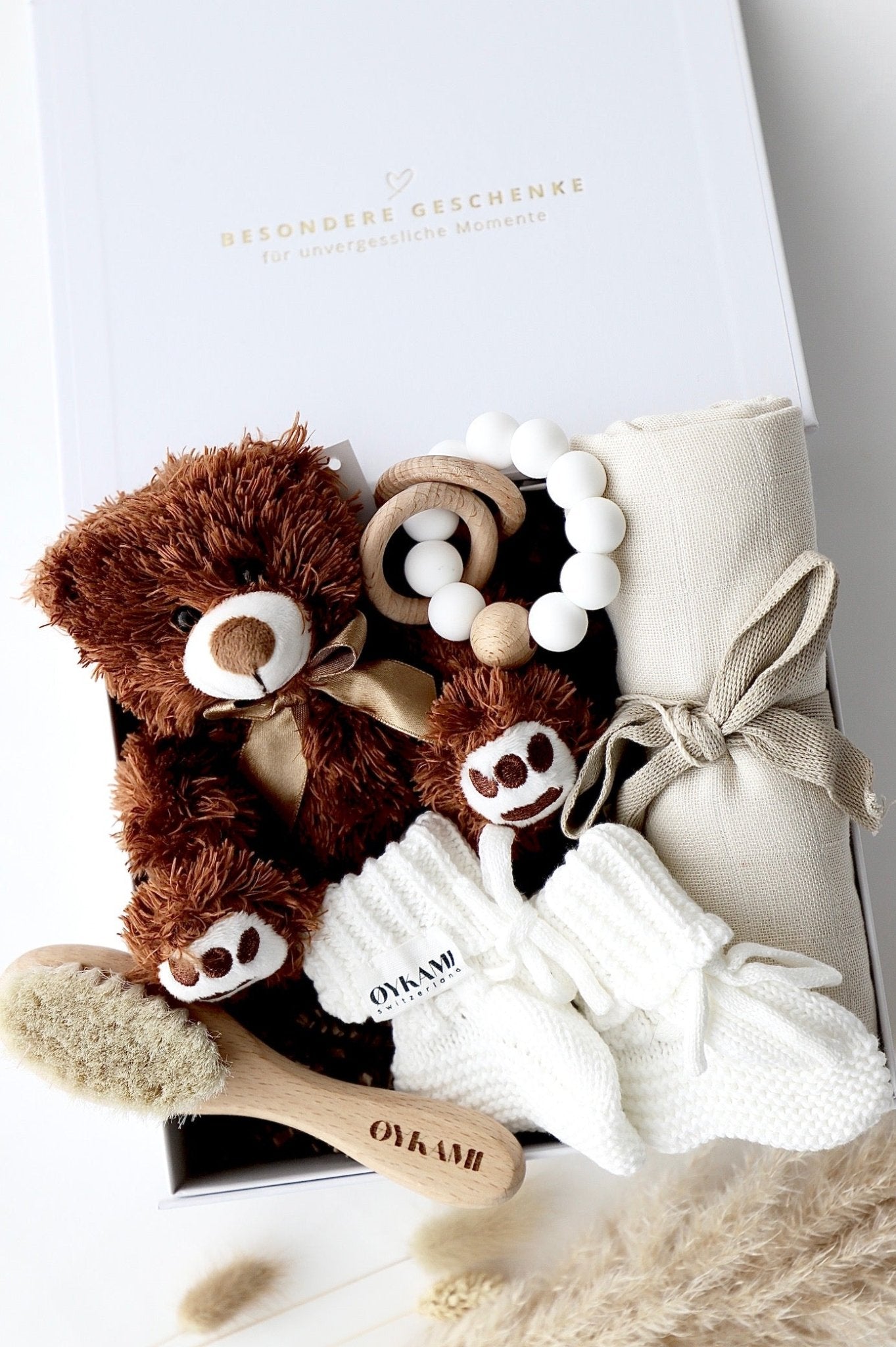 Baby Geschenkbox "Bruno" Weiss - dunkler Bär - OYKAMI in a box