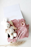 Baby Geschenkbox Bunny Lotti – First Knit Rosa - OYKAMI in a box