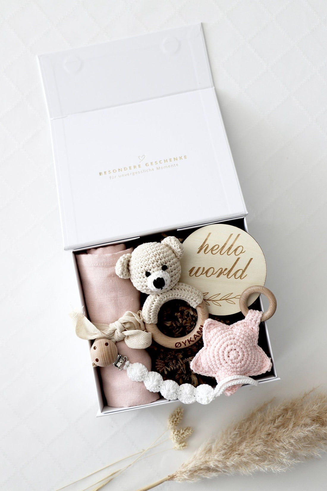 Baby Geschenkbox Mädchen "Estland" heller Bär - OYKAMI in a box