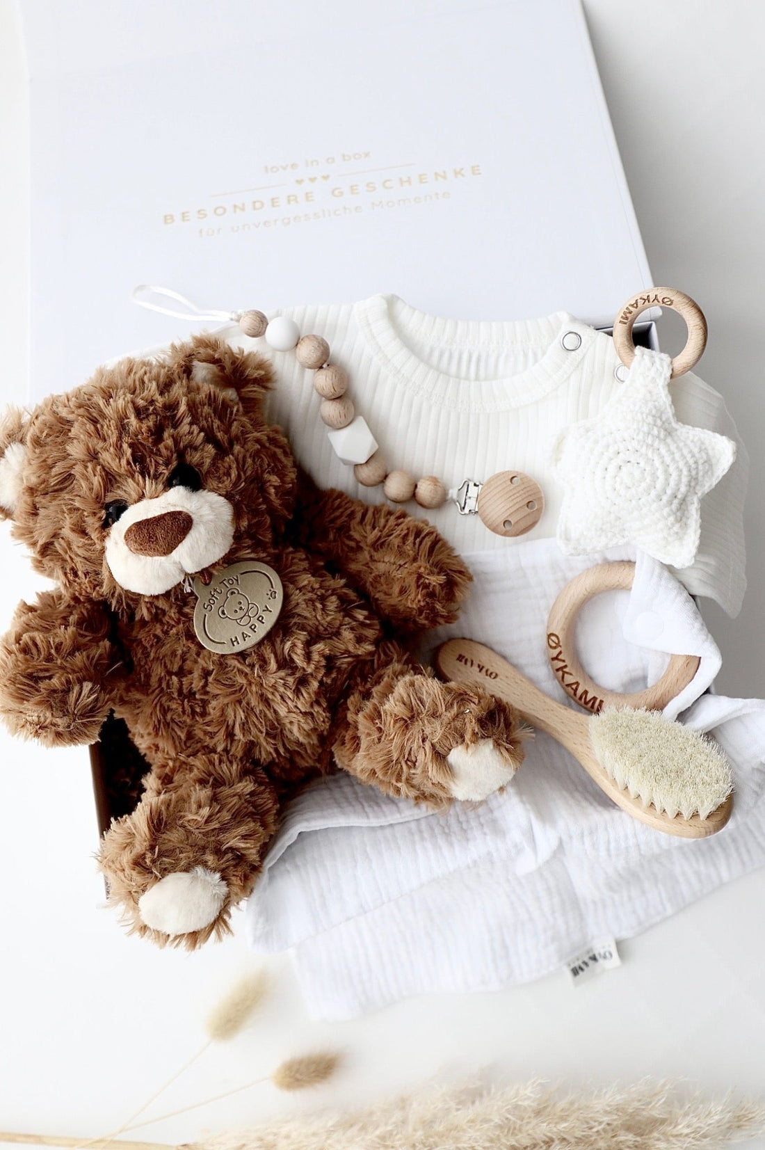 Baby Geschenkbox Teddy Lou – Little Star Weiss - dunkler Bär - OYKAMI in a box