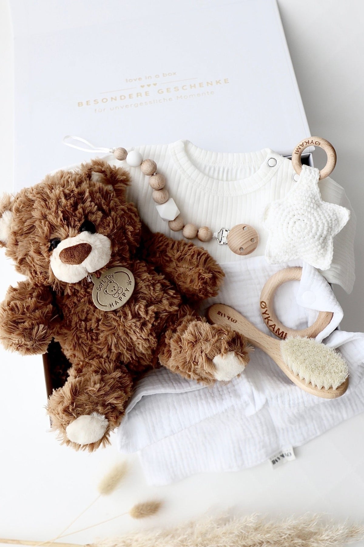 Baby Geschenkbox Teddy Lou – Little Star Weiss - dunkler Bär - OYKAMI in a box