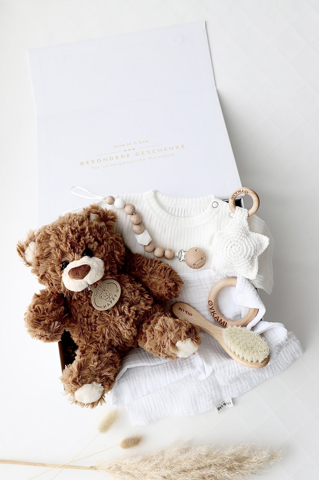 Baby Geschenkbox Teddy Lou – Little Star Weiss - dunkler Bär - OYKAMI in a box