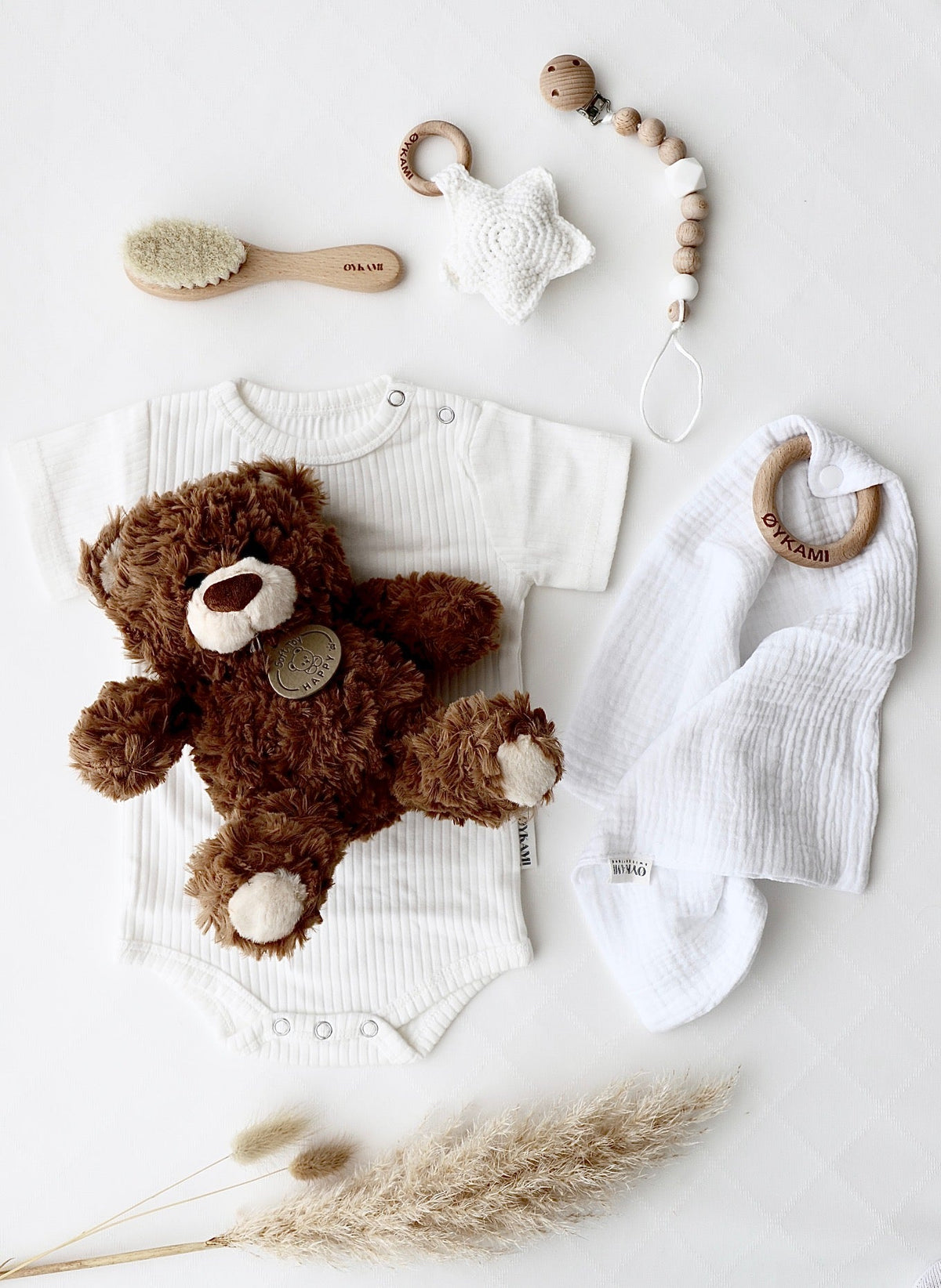 Baby Geschenkbox Teddy Lou – Little Star Weiss - dunkler Bär - OYKAMI in a box