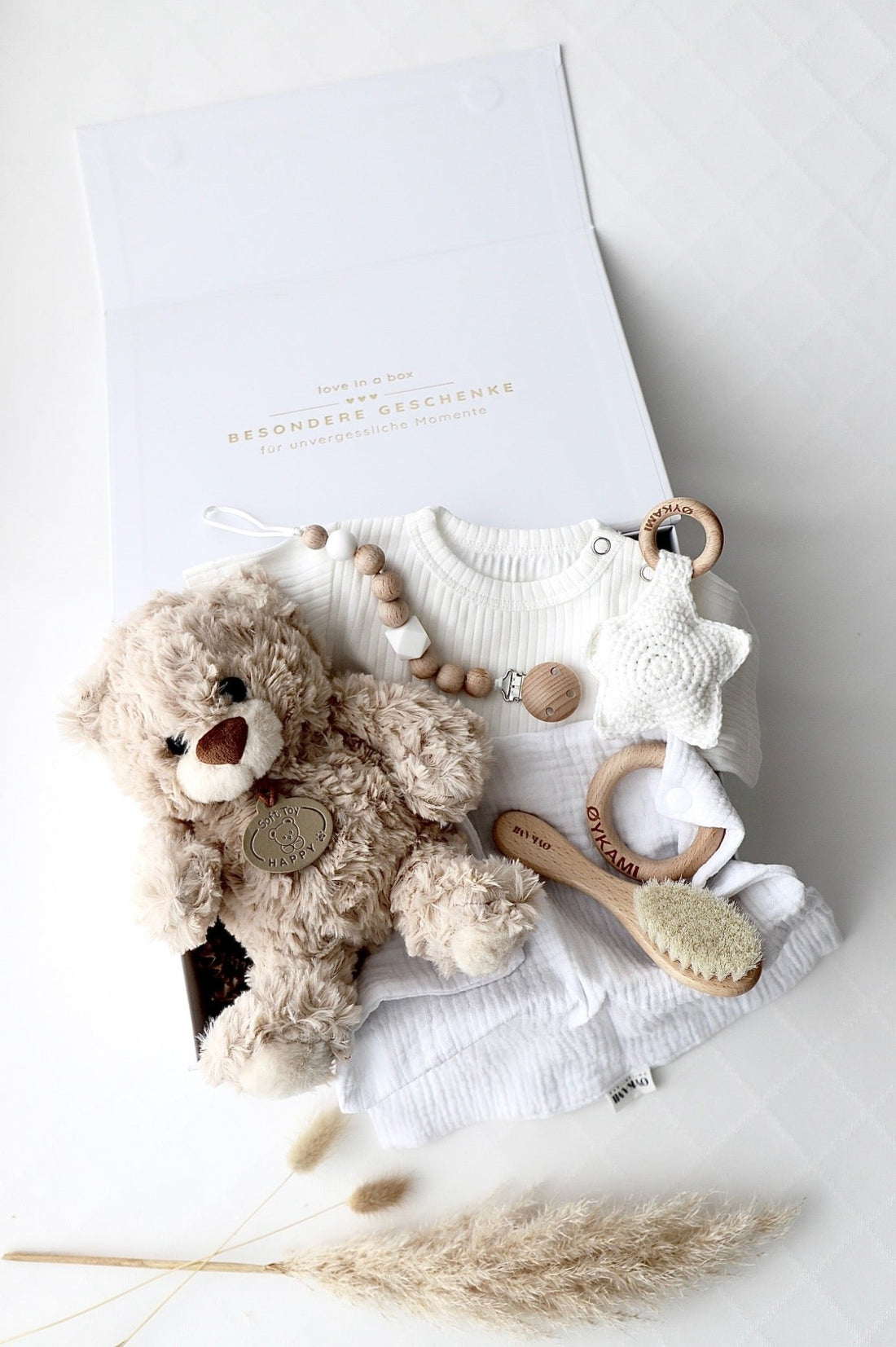 Baby Geschenkbox Teddy Lou – Little Star Weiss - heller Bär - OYKAMI in a box