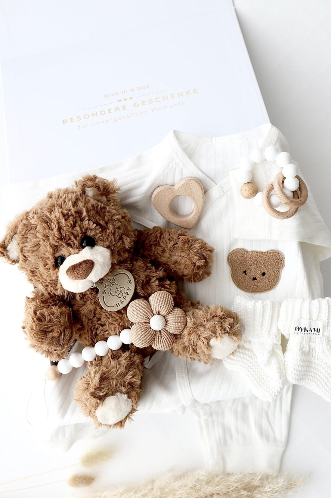 Baby Geschenkbox Teddy Lou Weiss - dunkler Bär - OYKAMI in a box