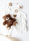Baby Geschenkbox Teddy Lou Weiss - dunkler Bär - OYKAMI in a box