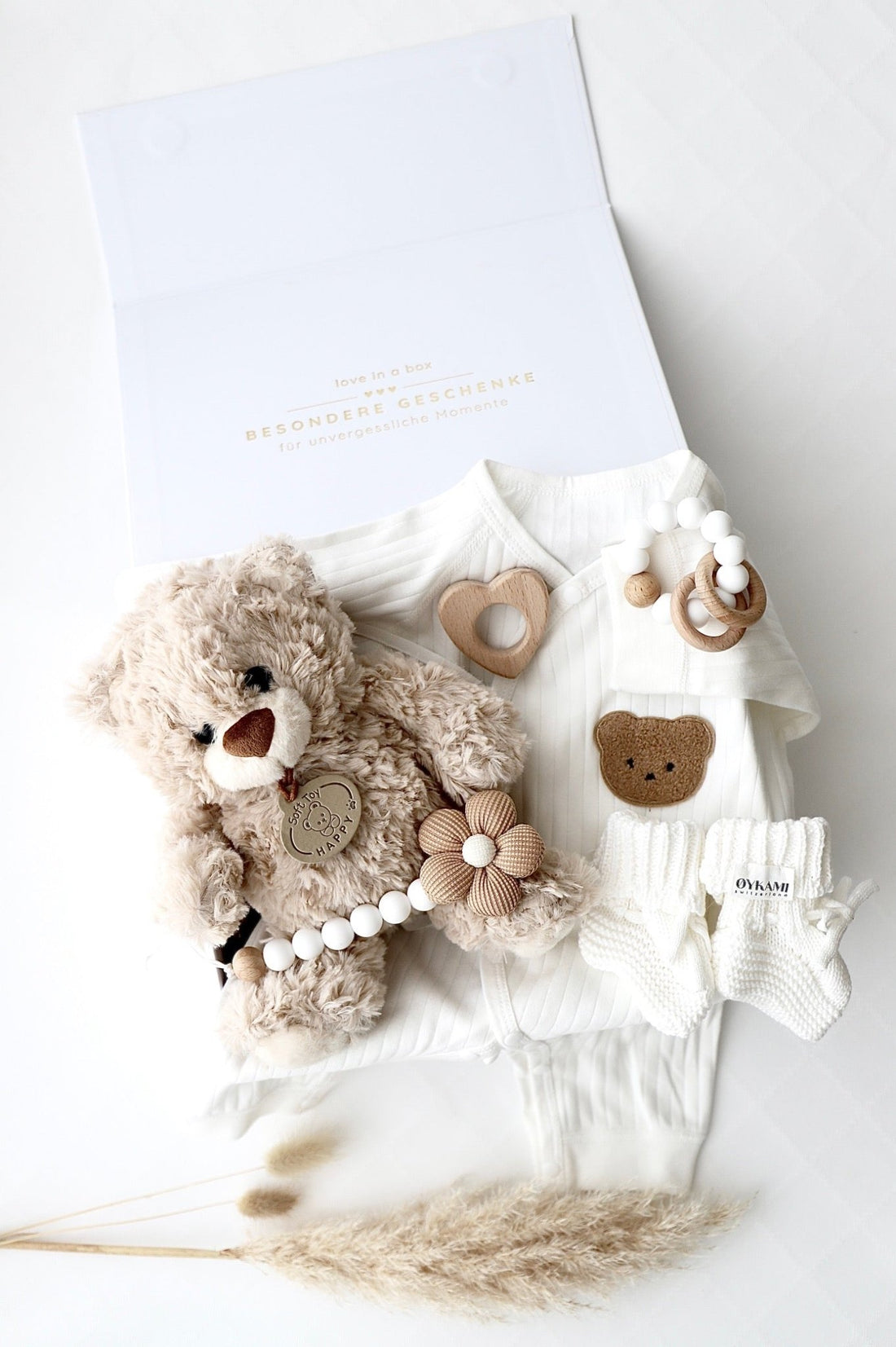 Baby Geschenkbox Teddy Lou Weiss - Heller Bär - OYKAMI in a box