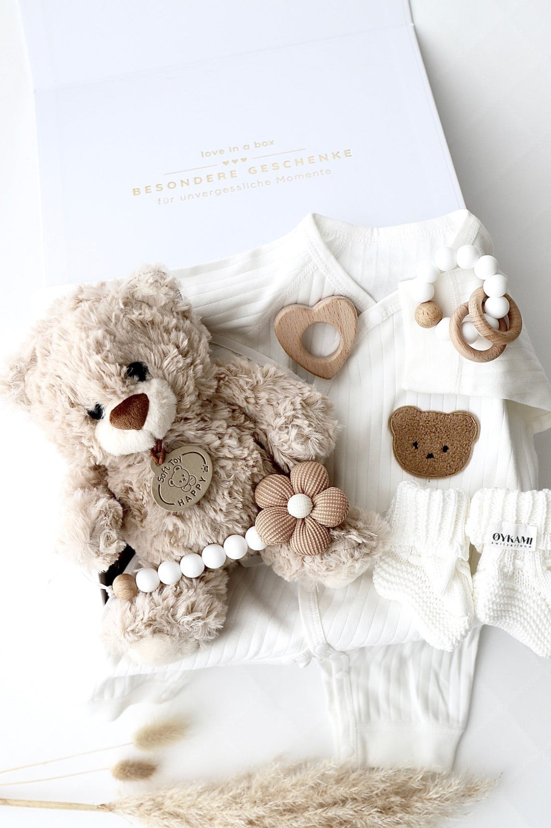 Baby Geschenkbox Teddy Lou Weiss - Heller Bär - OYKAMI in a box