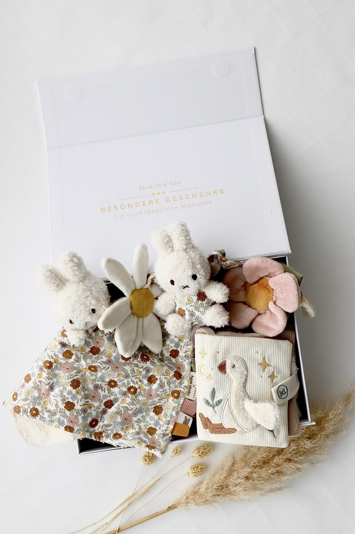 Baby Geschenkbox "Unterwegs" - Miffy Rosa - OYKAMI in a box