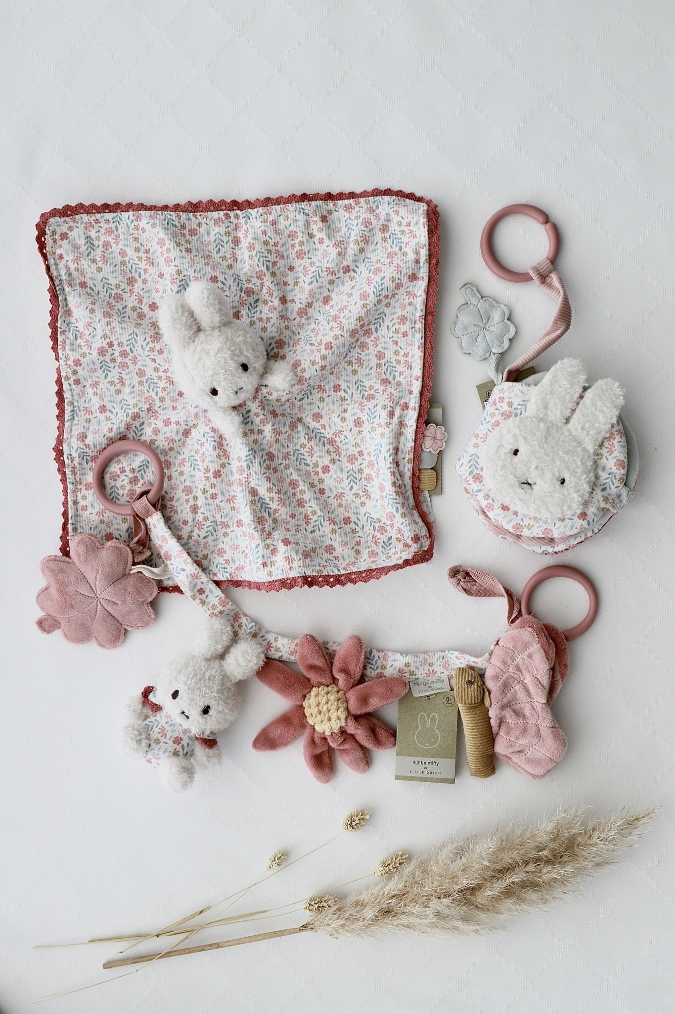 Baby Geschenkbox "Unterwegs" - Miffy Rosa - OYKAMI in a box