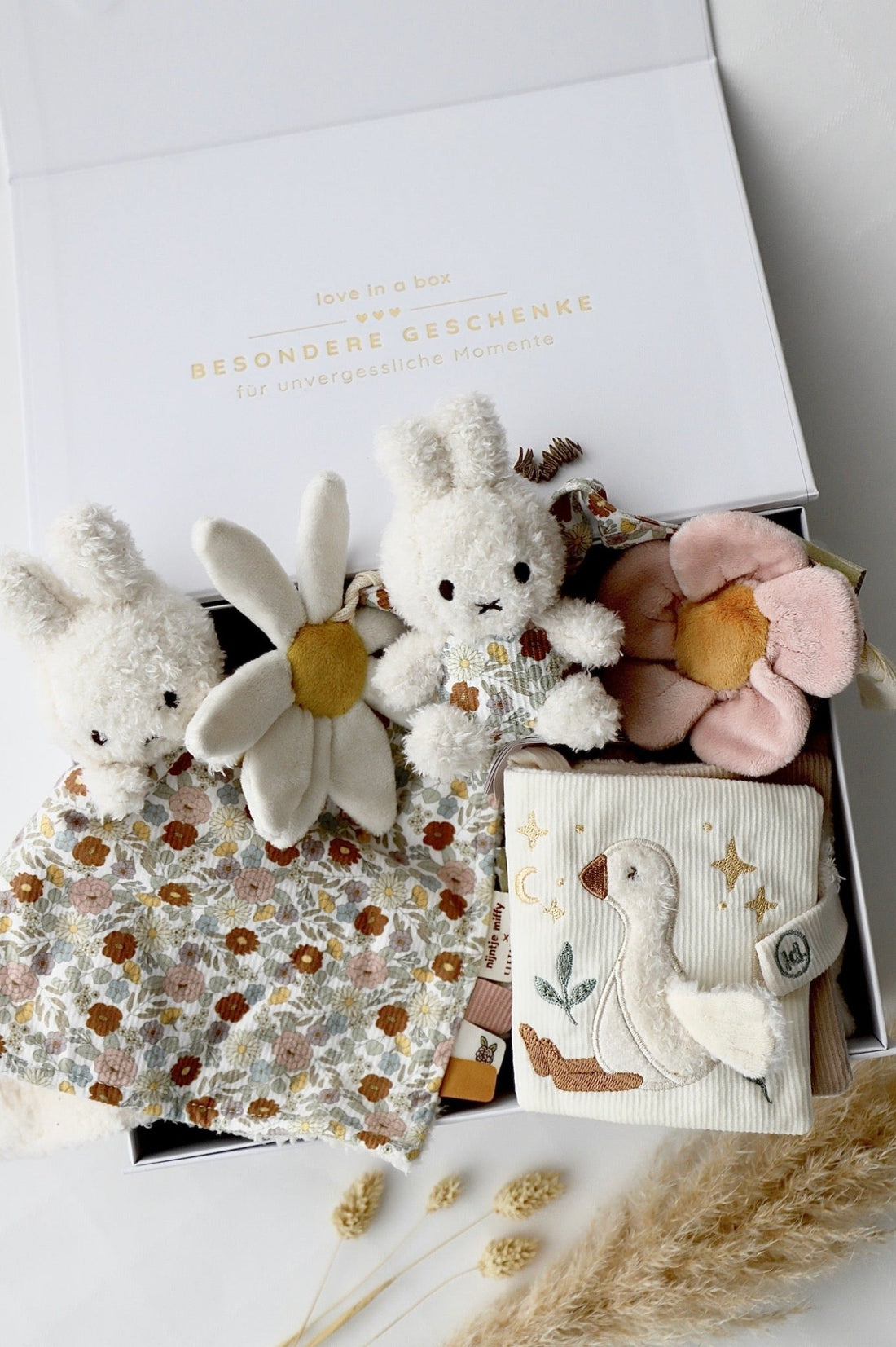 Baby Geschenkbox "Unterwegs" - Miffy Rosa - OYKAMI in a box