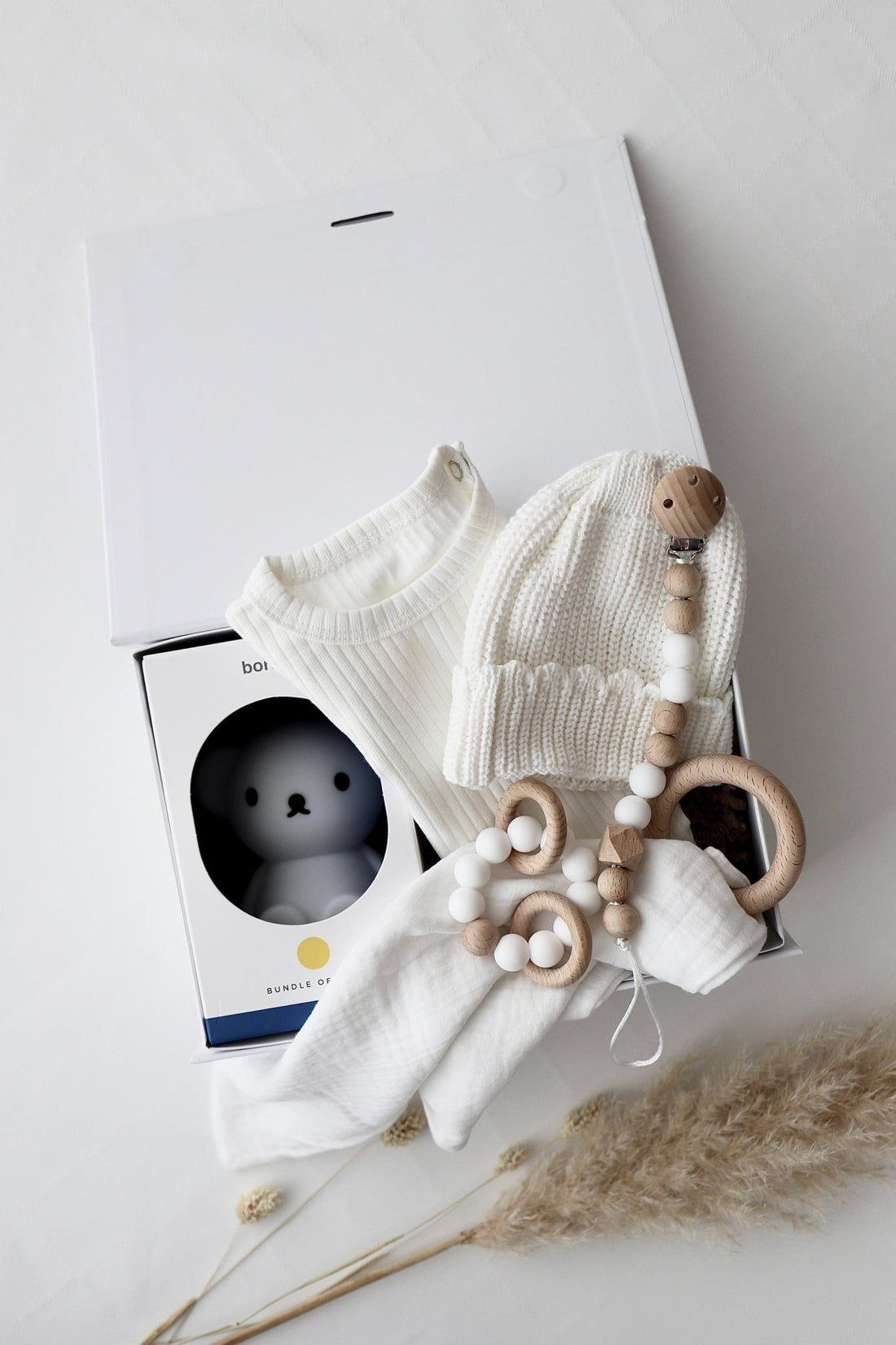 Baby Geschenkbox Weiss "Ascona" Nachtlicht Boris - OYKAMI in a box