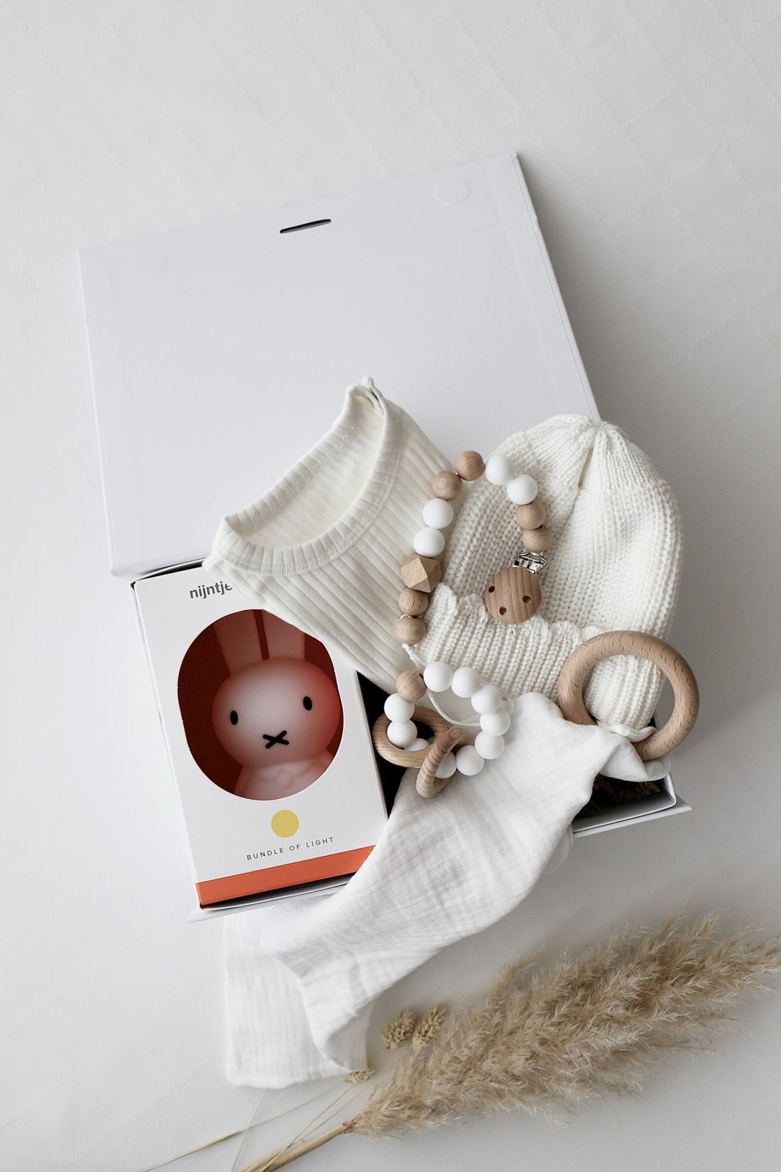 Baby Geschenkbox Weiss "Ascona" Nachtlicht Miffy - OYKAMI in a box
