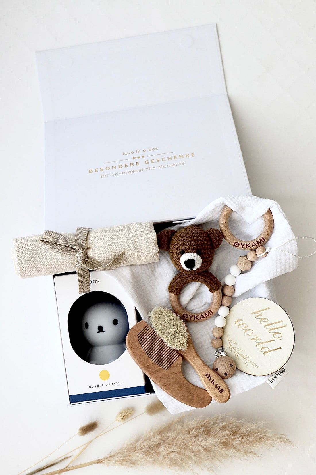 Baby Geschenkbox Weiss "Casablanca" mit Bär dunkel - OYKAMI in a box