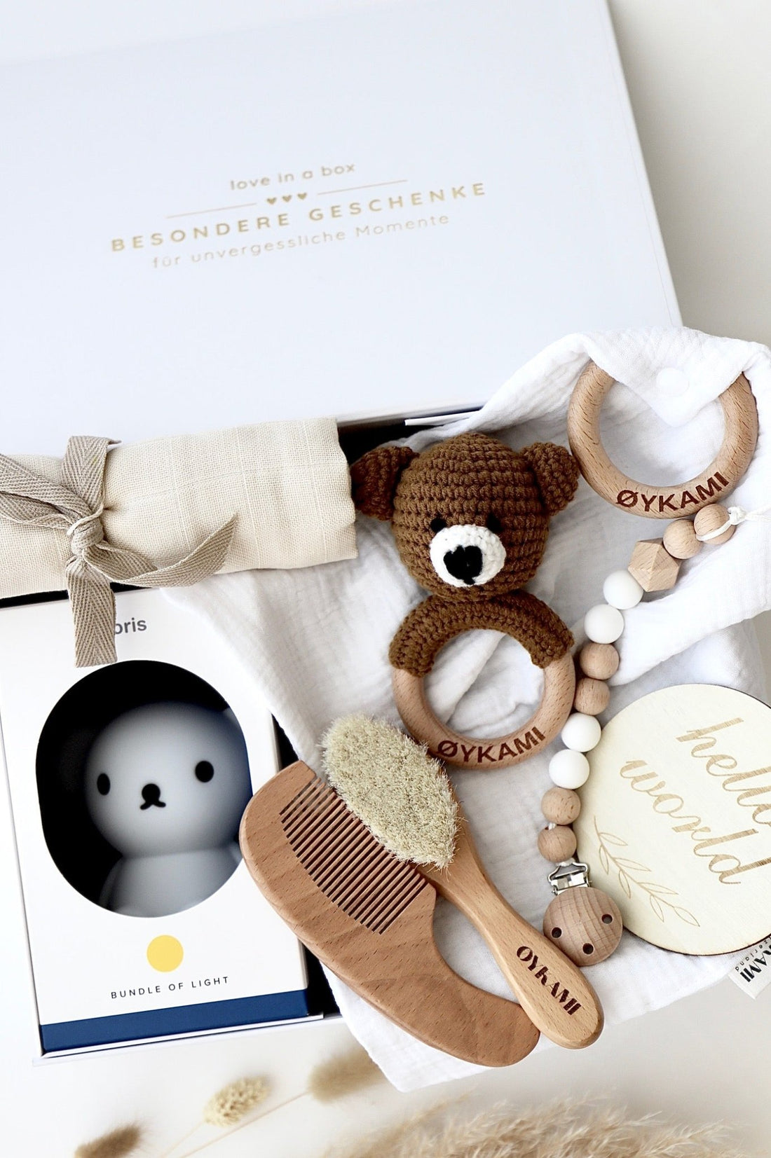 Baby Geschenkbox Weiss "Casablanca" mit Bär dunkel - OYKAMI in a box