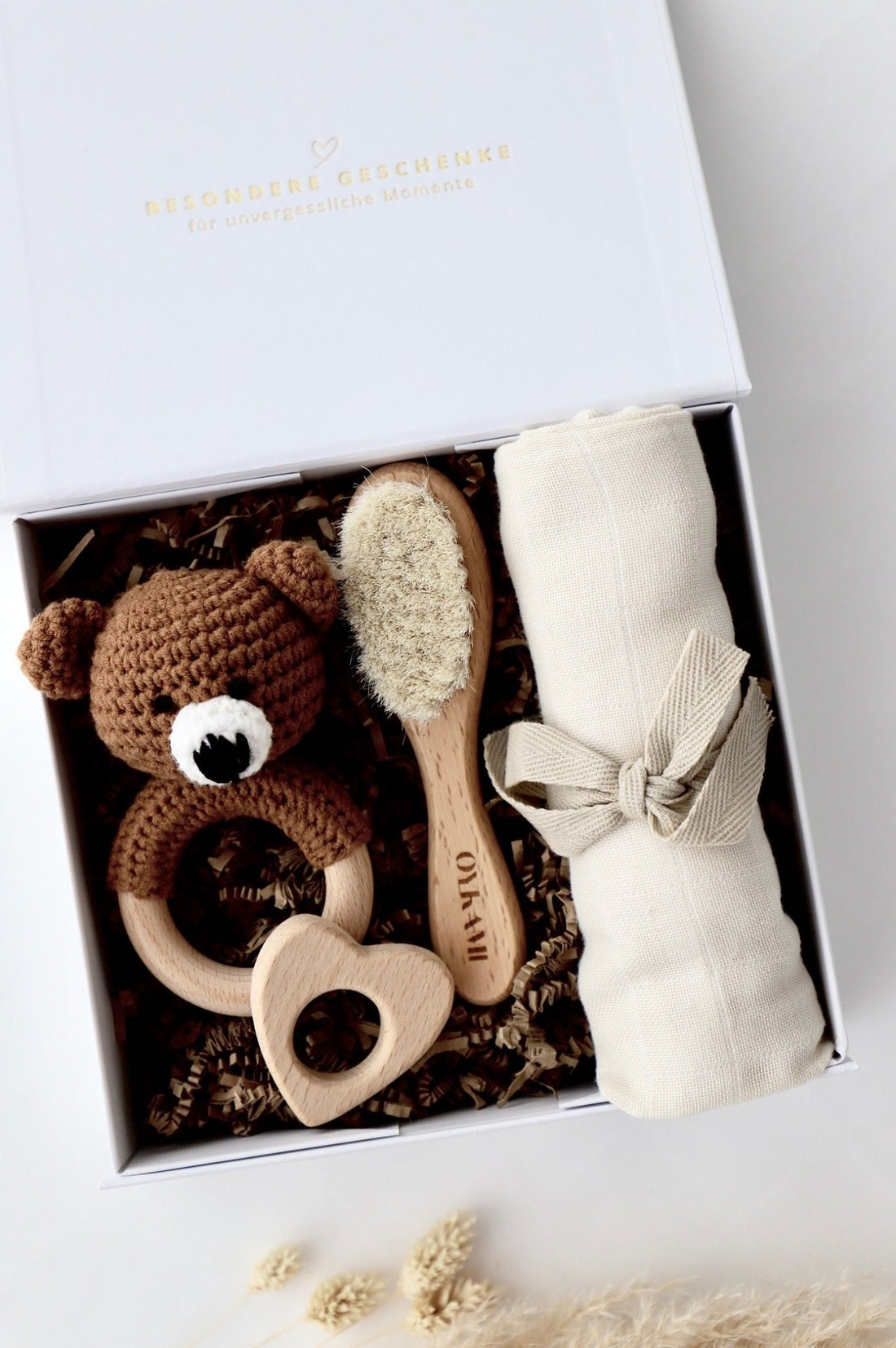 Baby Geschenkbox Weiss "Colmar" dunkler Bär - OYKAMI in a box