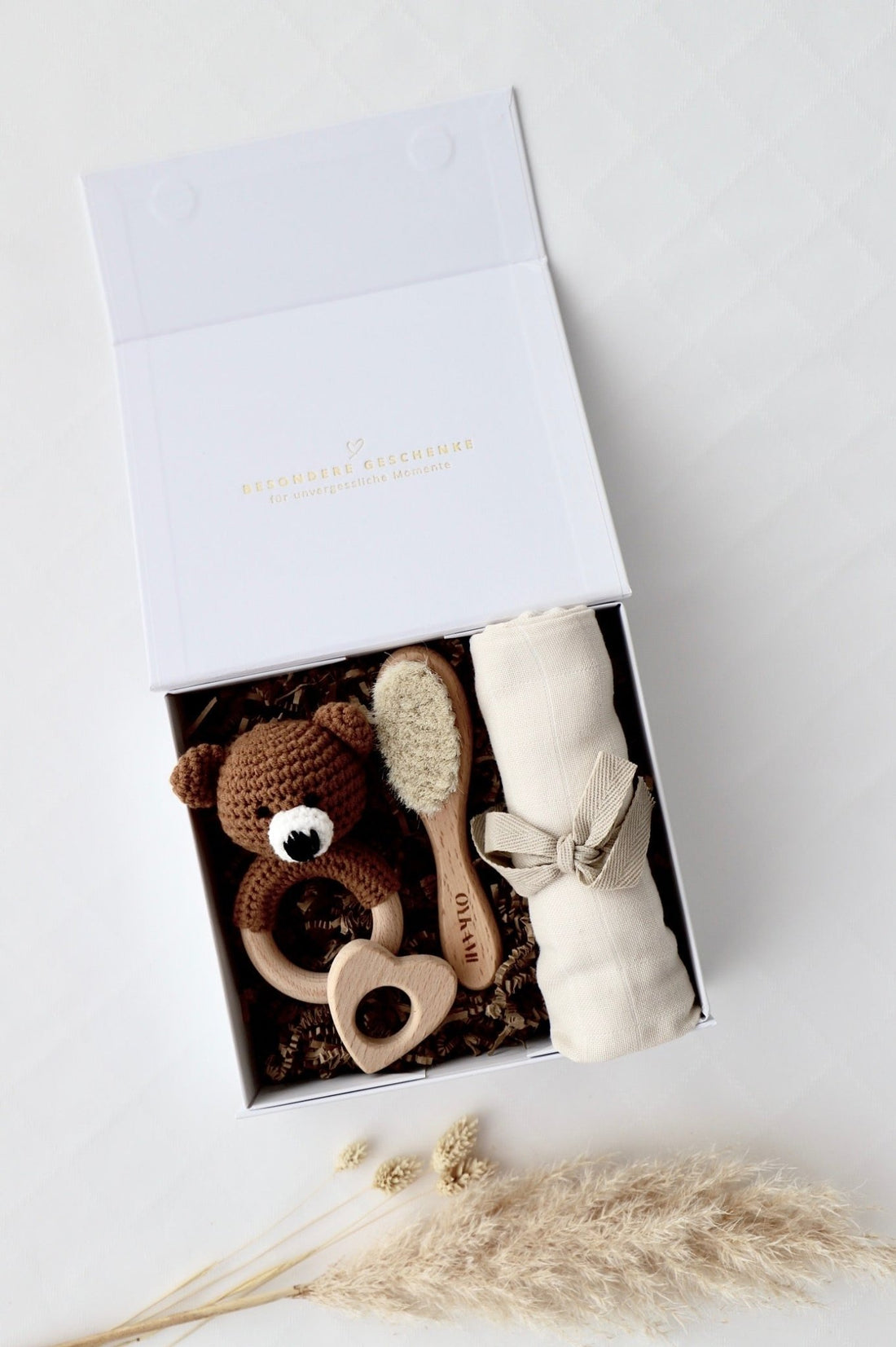 Baby Geschenkbox Weiss "Colmar" dunkler Bär - OYKAMI in a box