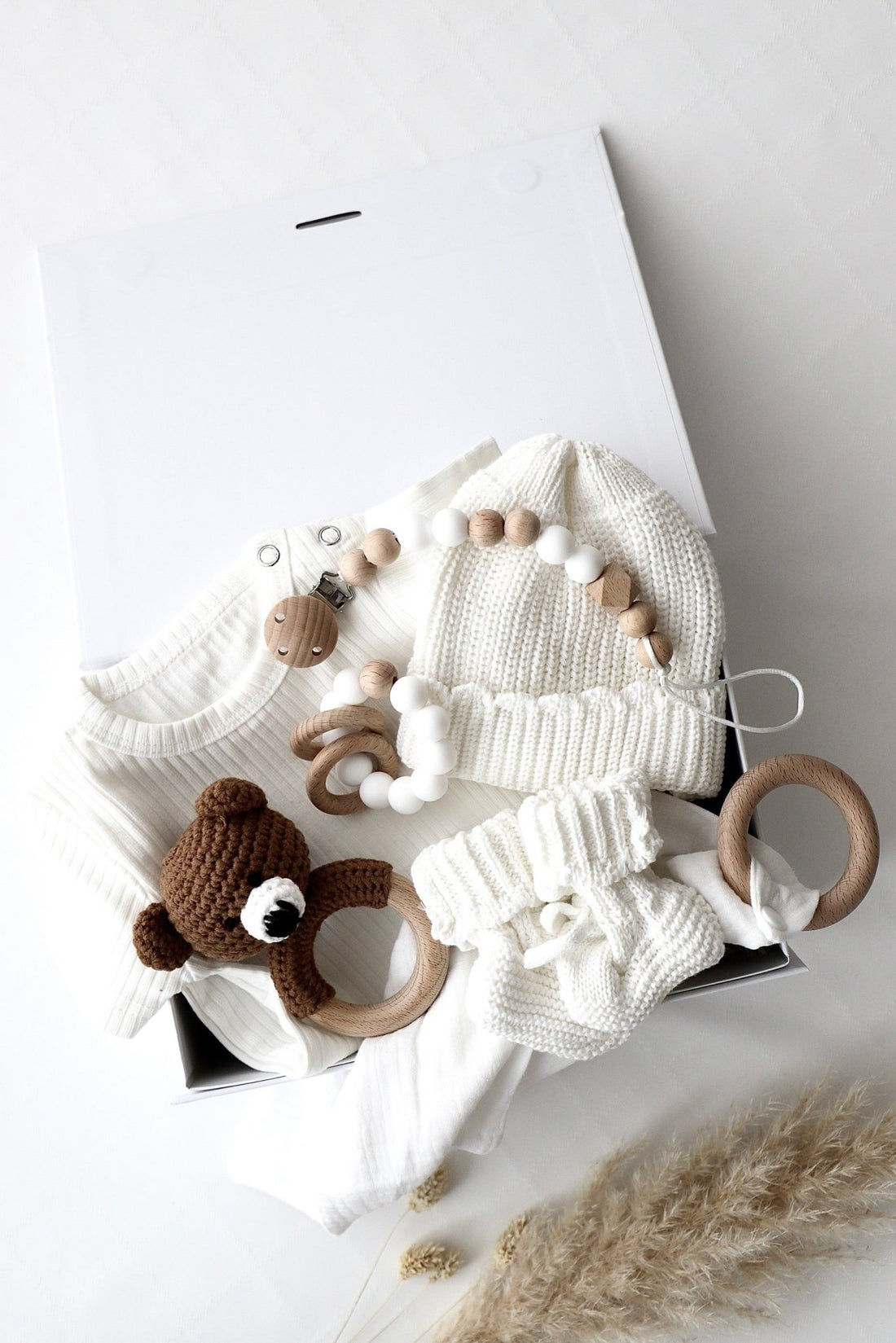 Baby Geschenkbox Weiss "Palermo" dunkler Bär - OYKAMI in a box