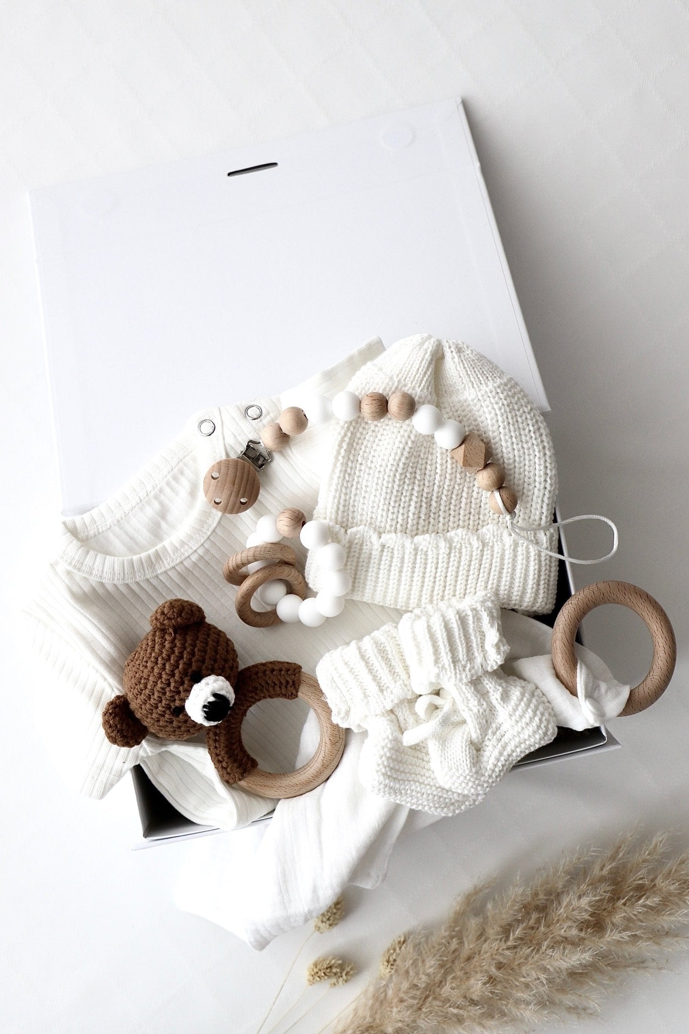 Baby Geschenkbox Weiss "Palermo" dunkler Bär - OYKAMI in a box