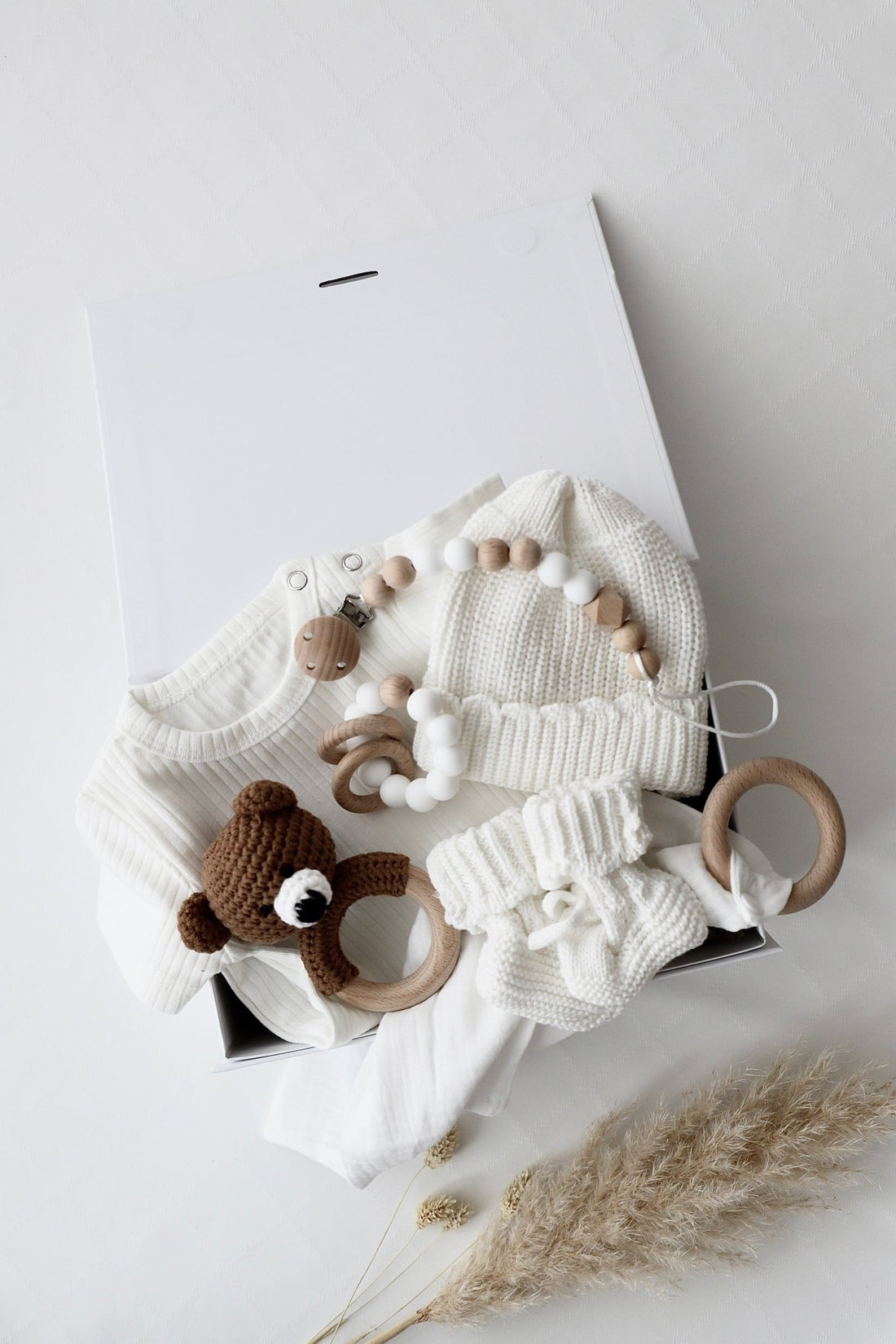 Baby Geschenkbox Weiss "Palermo" dunkler Bär - OYKAMI in a box