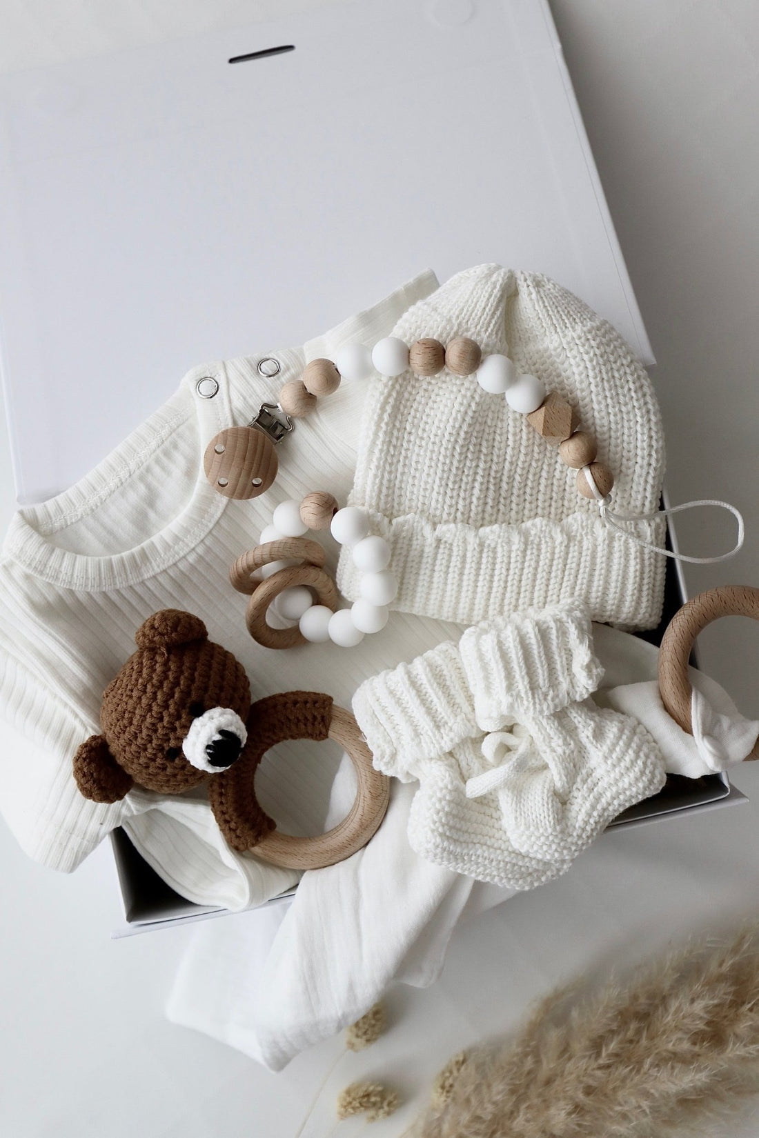 Baby Geschenkbox Weiss "Palermo" dunkler Bär - OYKAMI in a box