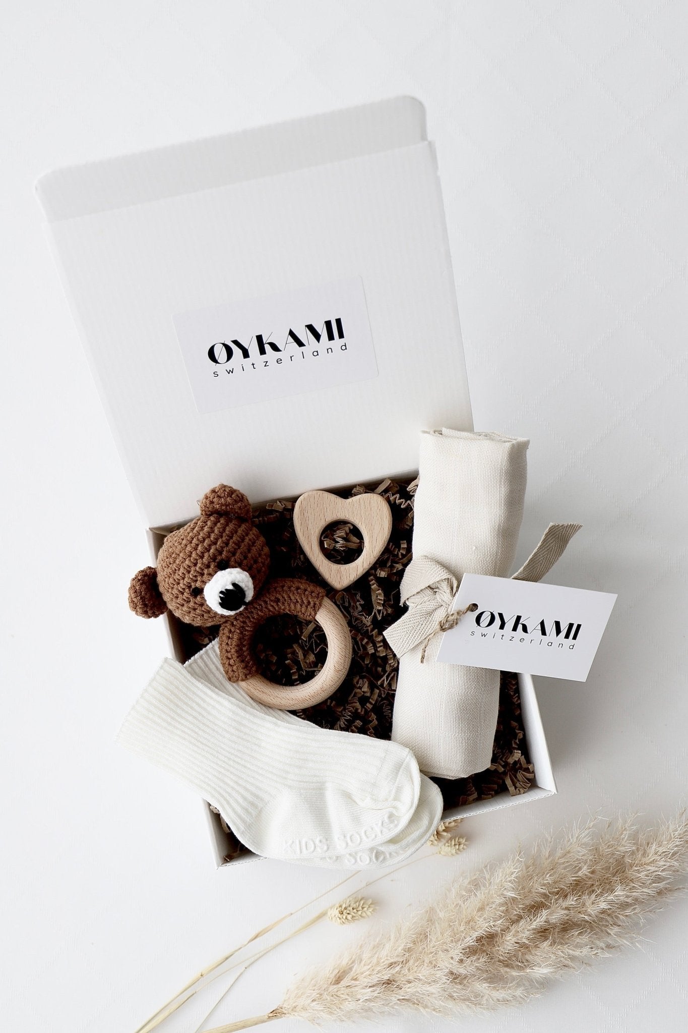 Baby Geschenkbox Weiss "Sizilien" dunkler Bär - OYKAMI in a box