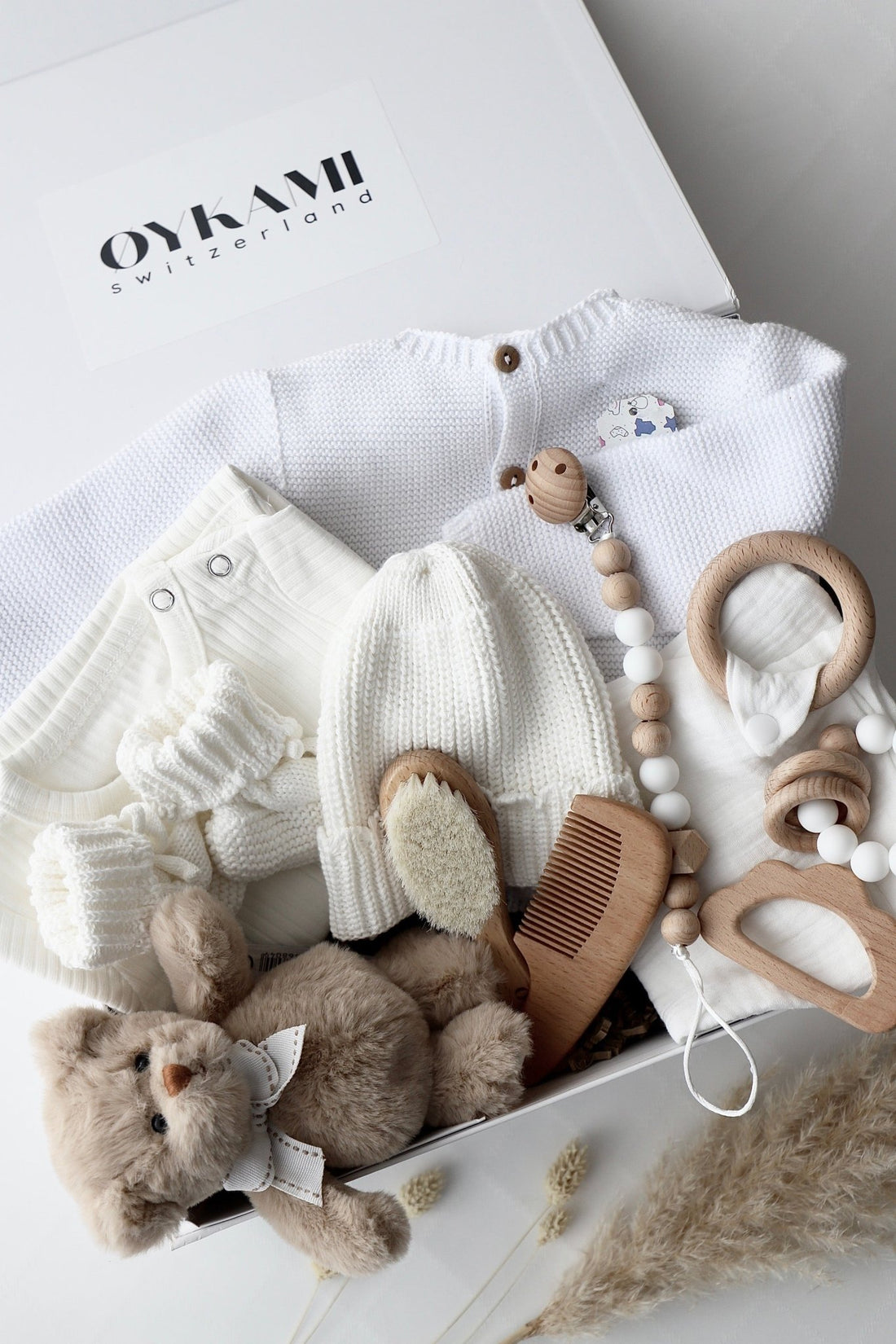 Baby Geschenkbox Weiss "Verona" Bär Braun - OYKAMI in a box