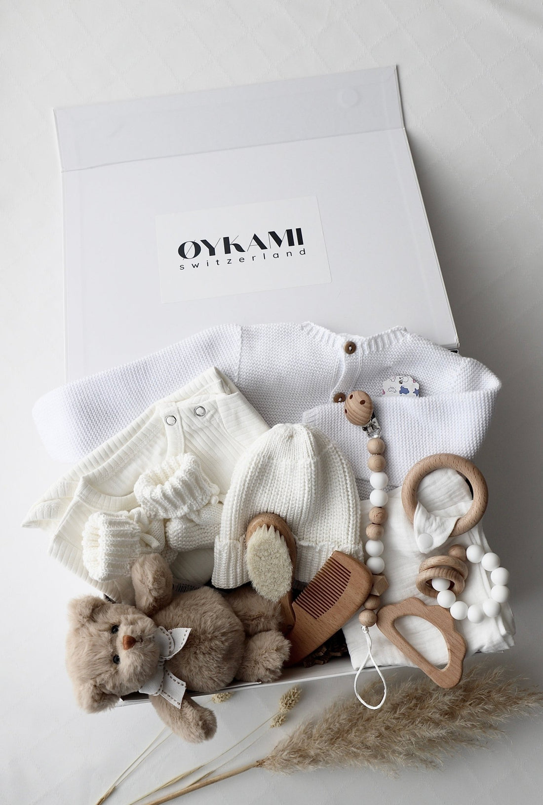 Baby Geschenkbox Weiss "Verona" Bär Braun - OYKAMI in a box