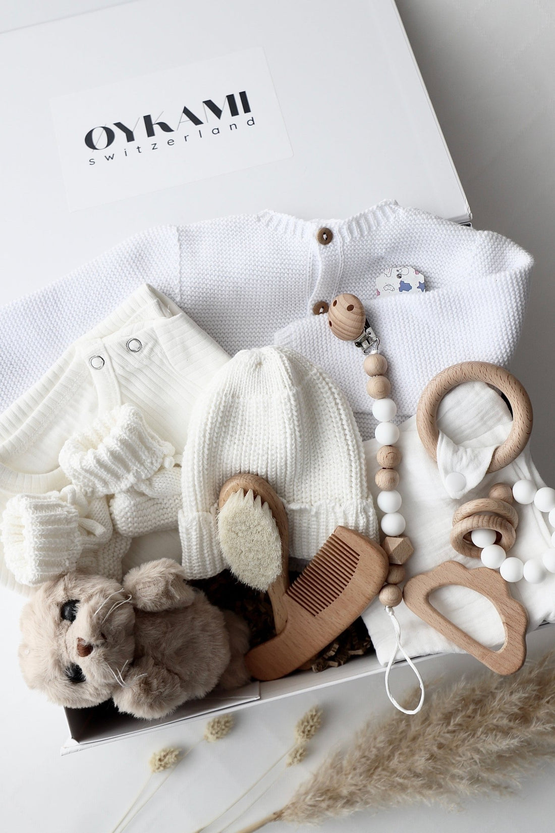 Baby Geschenkbox Weiss "Verona" Robbe Braun - OYKAMI in a box