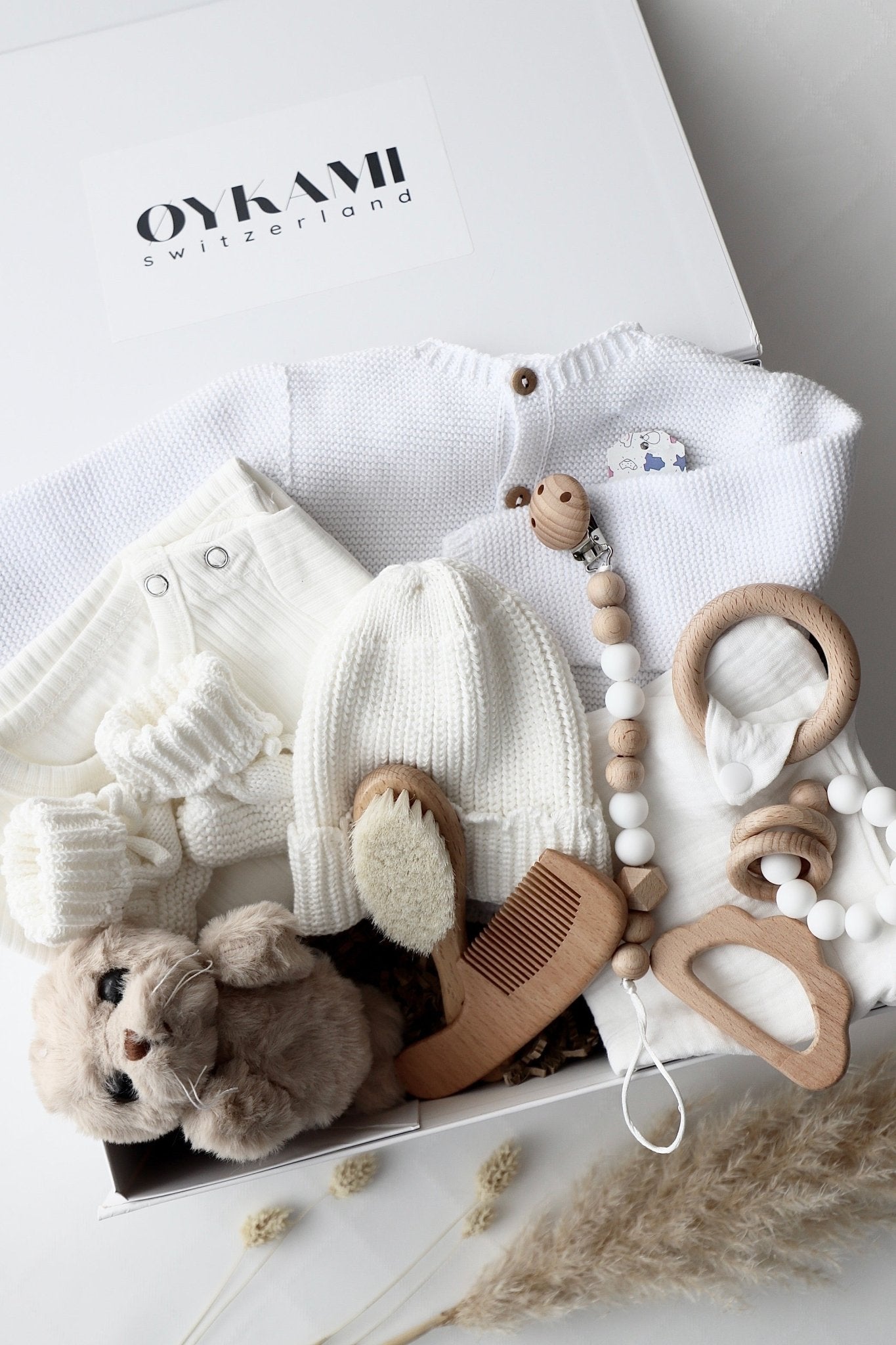 Baby Geschenkbox Weiss "Verona" Robbe Braun - OYKAMI in a box