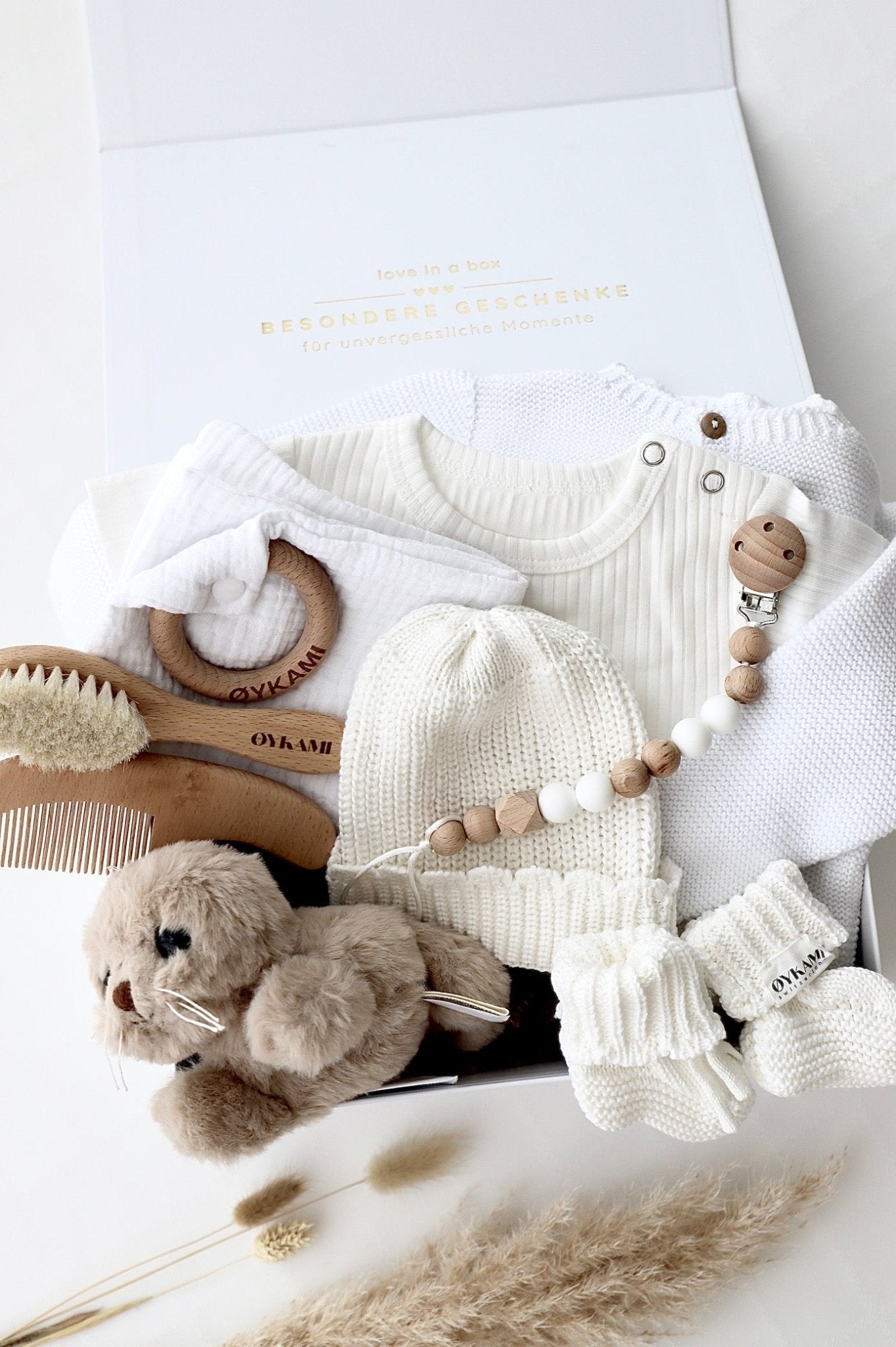 Baby Geschenkbox Weiss "Verona" Robbe Braun - OYKAMI in a box
