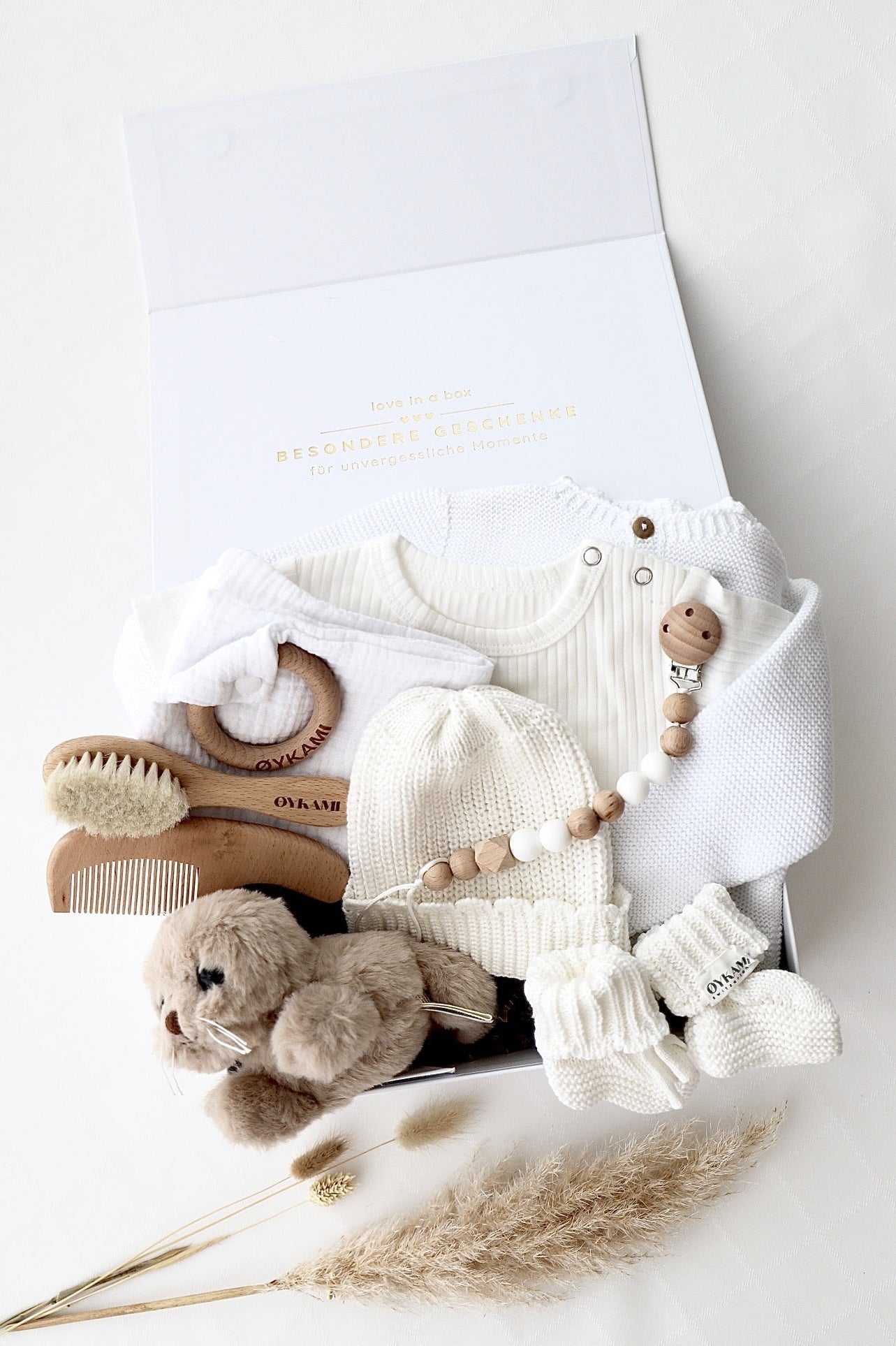 Baby Geschenkbox Weiss "Verona" Robbe Braun - OYKAMI in a box