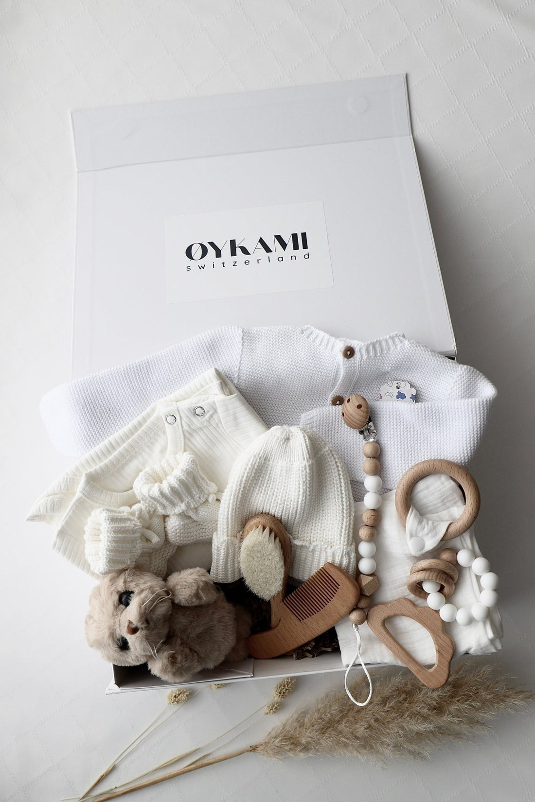 Baby Geschenkbox Weiss "Verona" Robbe Braun - OYKAMI in a box