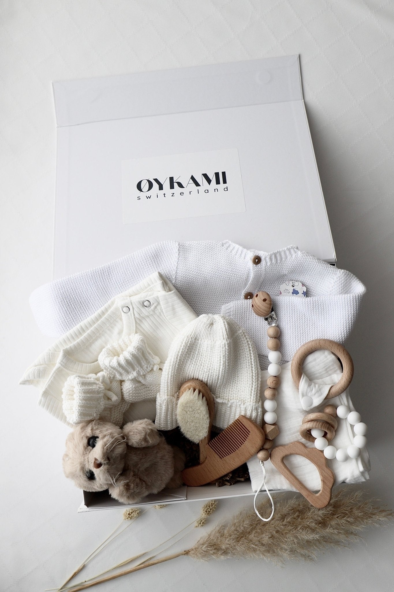 Baby Geschenkbox Weiss "Verona" Robbe Braun - OYKAMI in a box