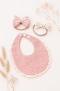 Baby Lätzchen Set mit Haarbändern – Rosé - OYKAMI in a box