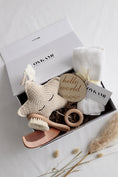 Load image into Gallery viewer, Baby Geschenkbox Neutrale Farben "Chelsea" mit Musikuhr Stern
