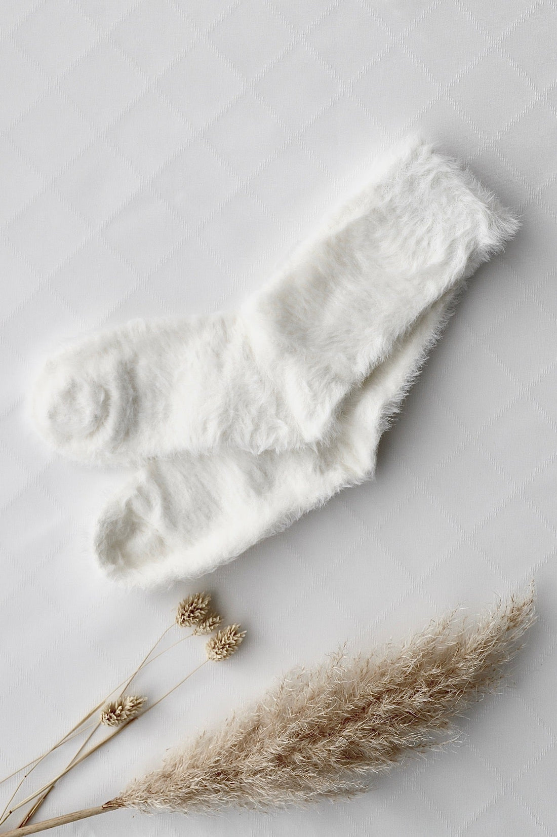 Flauschige Socken – Weiss - OYKAMI in a box