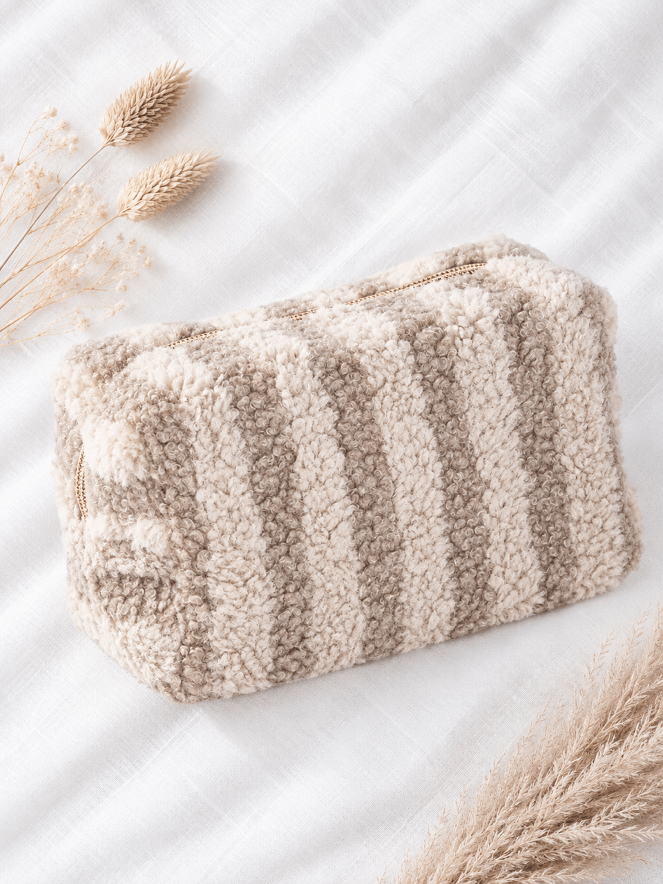 Flauschiges Necessaire – Beige gestreift - OYKAMI in a box